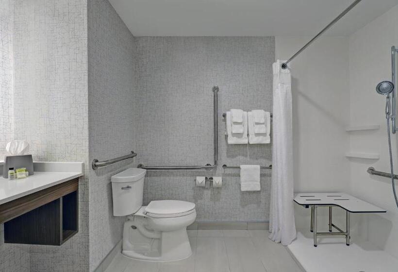 身障者適用クイーンサイズベッドルーム, Holiday Inn Express & Suites   Port Elgin