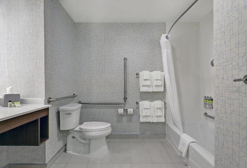 残疾人使用的带特大床的标准间, Holiday Inn Express & Suites   Port Elgin