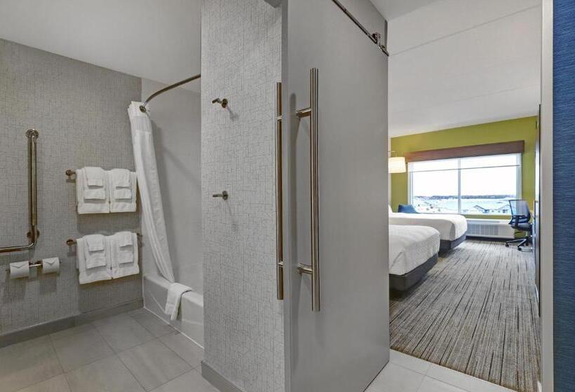 身障者適用クイーンサイズベッドルーム, Holiday Inn Express & Suites   Port Elgin