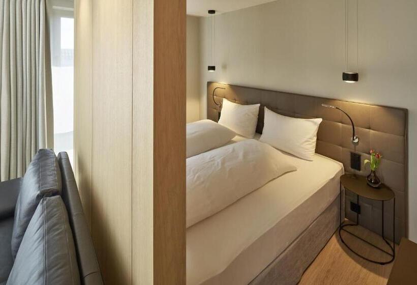 סוויטה עם מרפסת, Misan