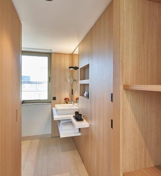 סוויטה עם מרפסת, Misan