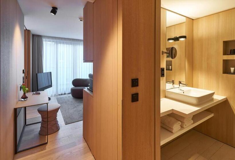 סוויטת ג'וניור נוף לגינה, Misan