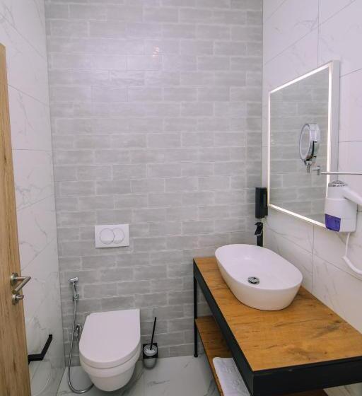 اتاق لوکس, Salis