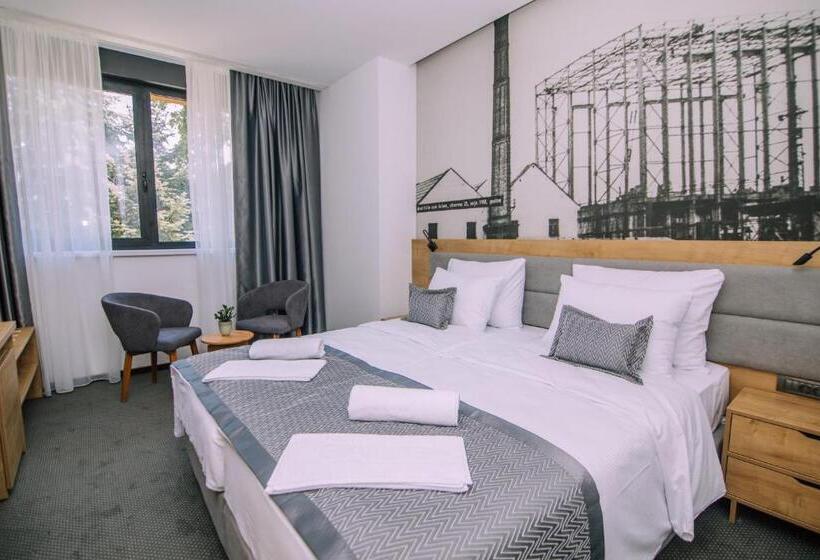 اتاق لوکس, Salis