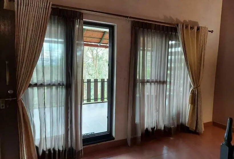 اتاق لوکس, Serene Woods