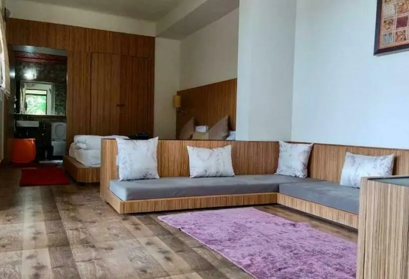 اتاق لوکس, Serene Woods