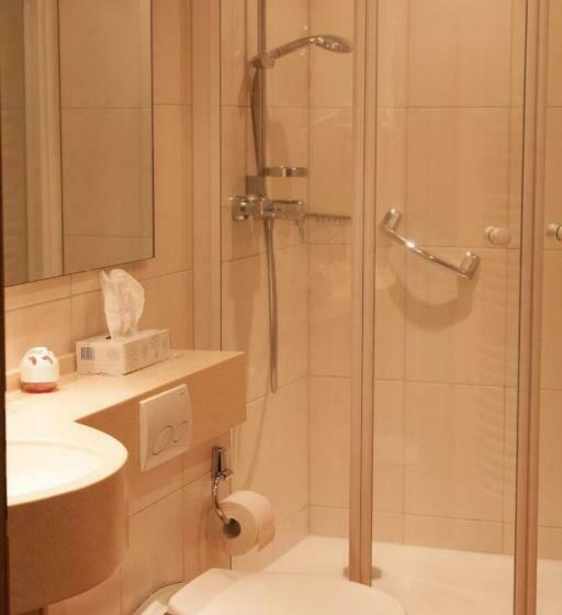 スタンダードルーム, Harmony Beim Holzschnitzer