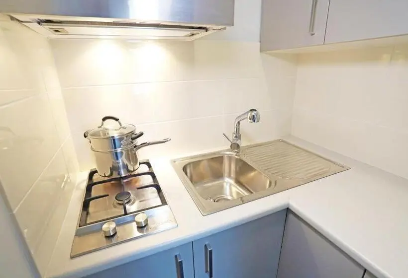 استودیوی استاندارد, Eastend Studio Apartments