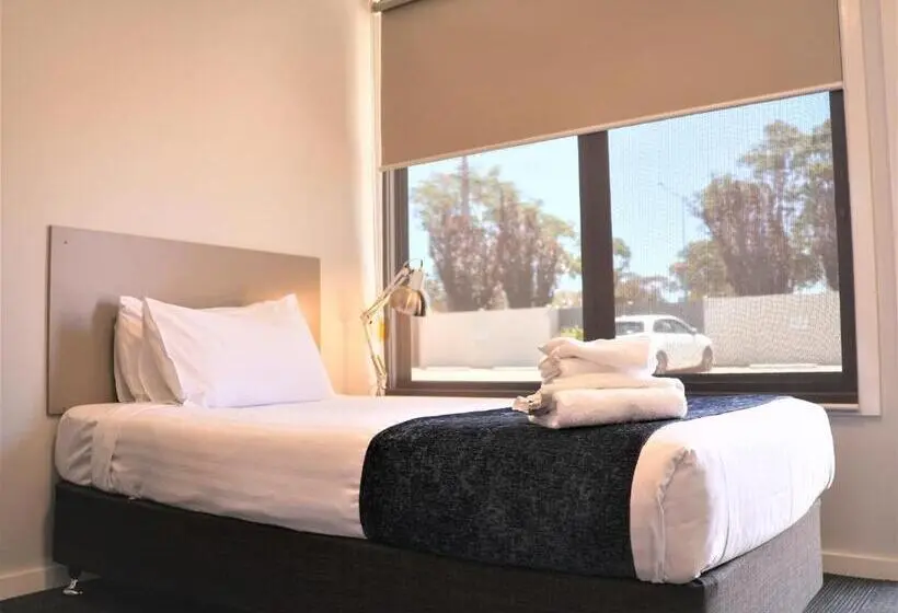 استودیوی استاندارد, Eastend Studio Apartments