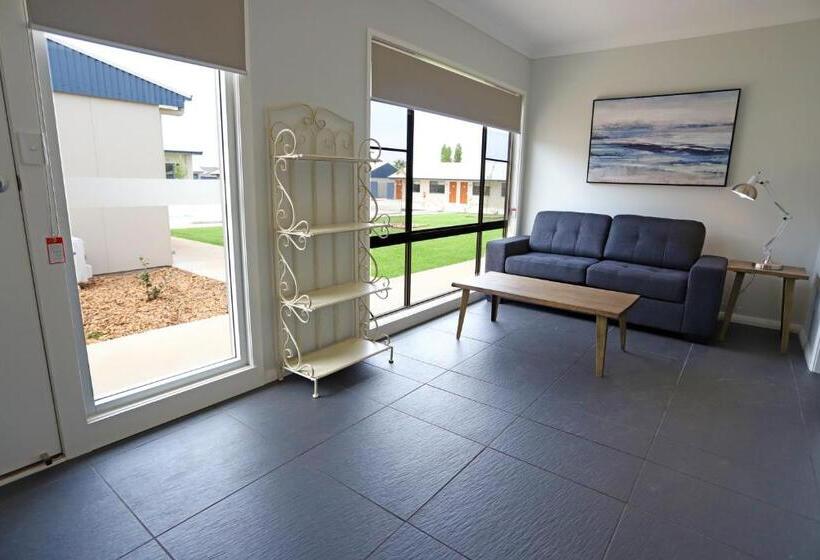 استودیو خانوادگی, Eastend Studio Apartments