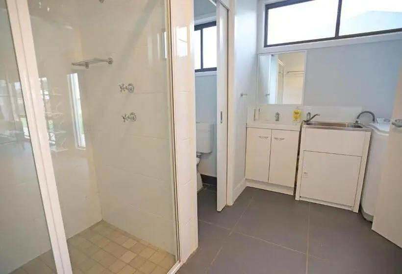 استودیو خانوادگی, Eastend Studio Apartments