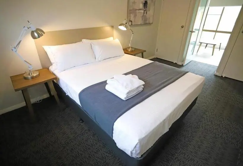 استودیو خانوادگی, Eastend Studio Apartments