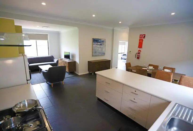 استودیو خانوادگی, Eastend Studio Apartments
