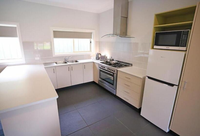 استودیو خانوادگی, Eastend Studio Apartments