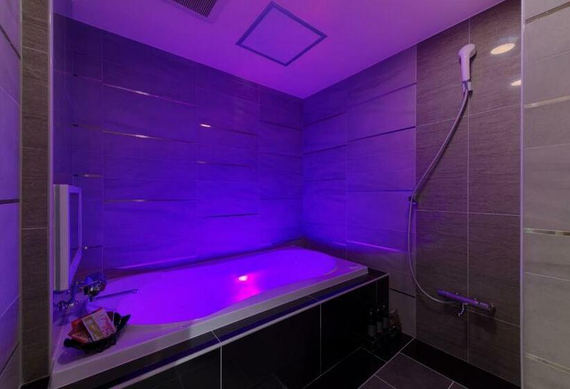 デラックスルーム, Cue Machida