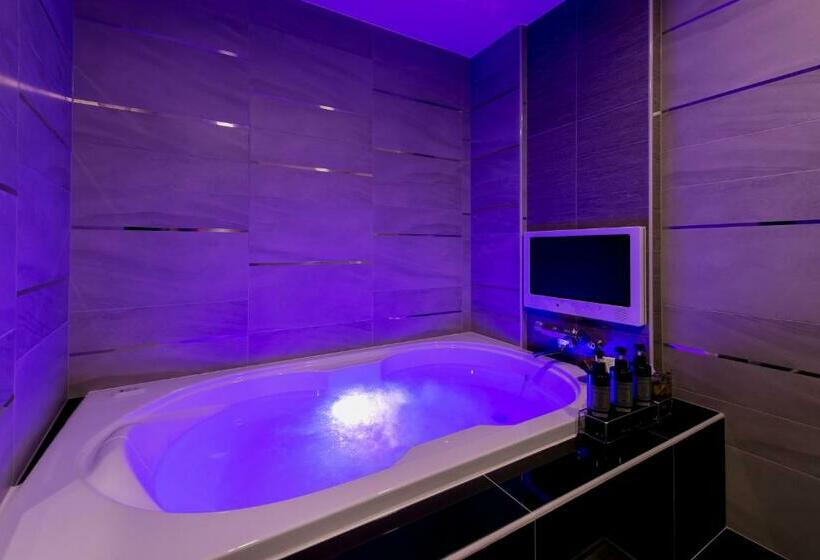 デラックスルーム, Cue Machida