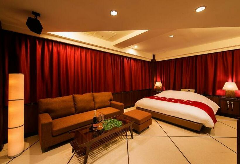 デラックスルーム, Cue Machida