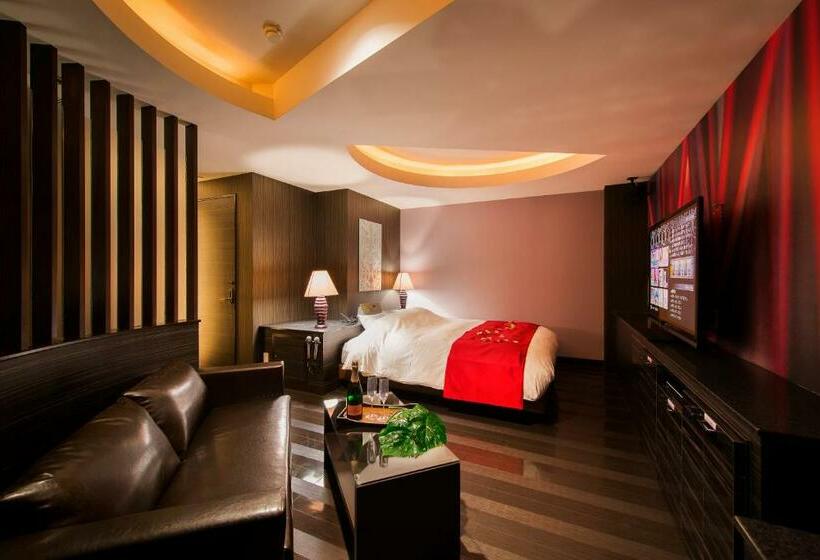 デラックスルーム, Cue Machida