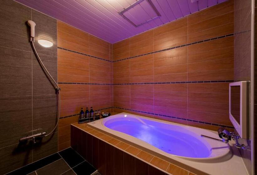 スタンダードルーム, Cue Machida