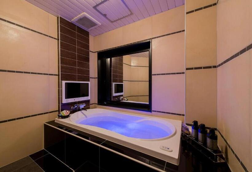 スタンダードルーム, Cue Machida