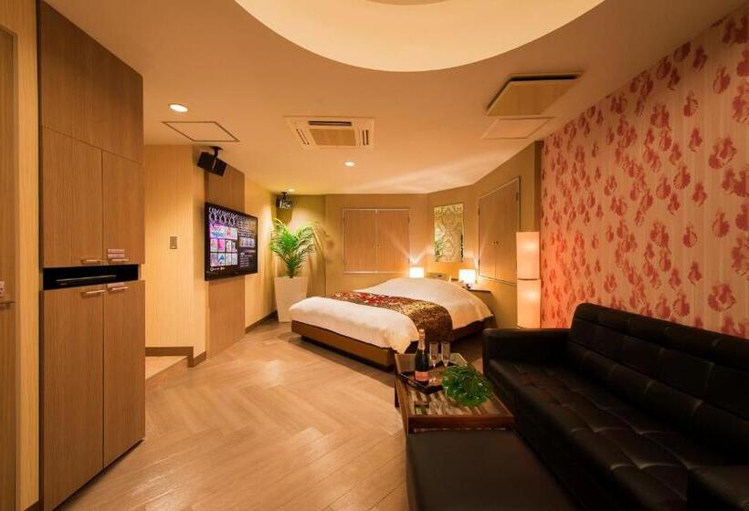 スタンダードルーム, Cue Machida