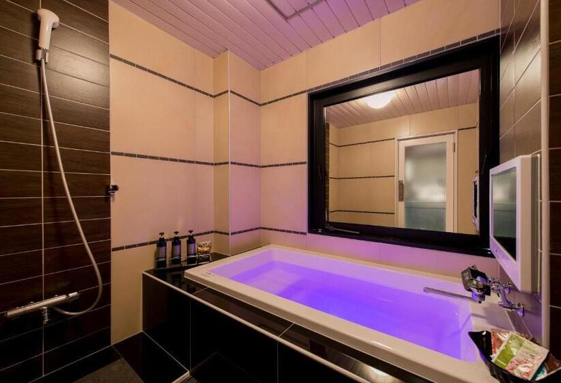 スタンダードルーム, Cue Machida