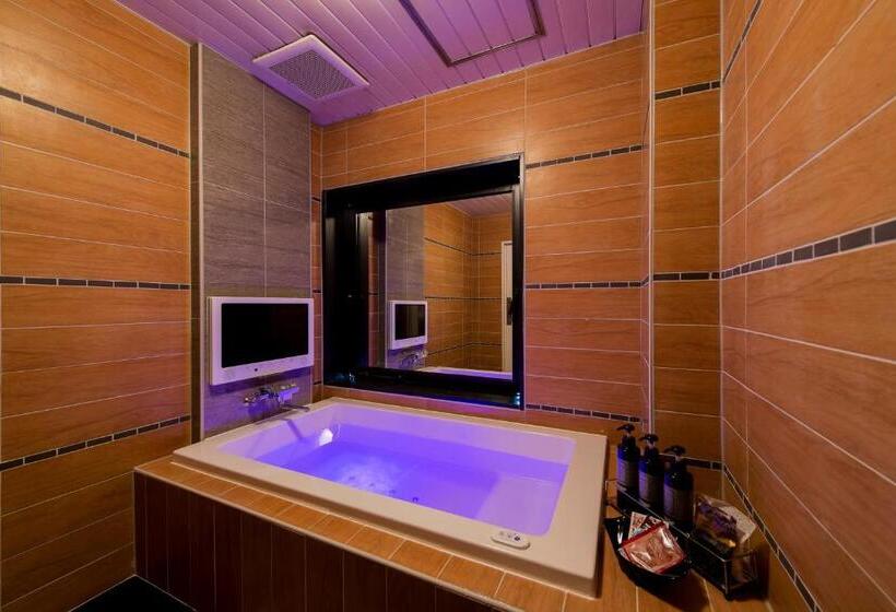 スタンダードルーム, Cue Machida