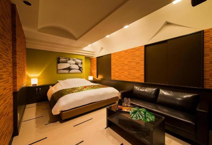 スタンダードルーム, Cue Machida