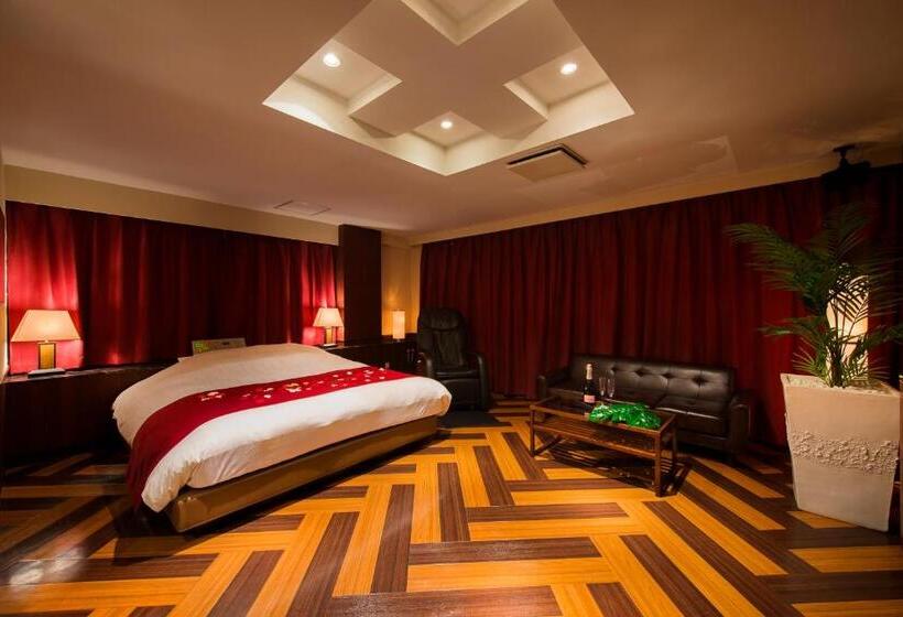 スタンダードルーム, Cue Machida