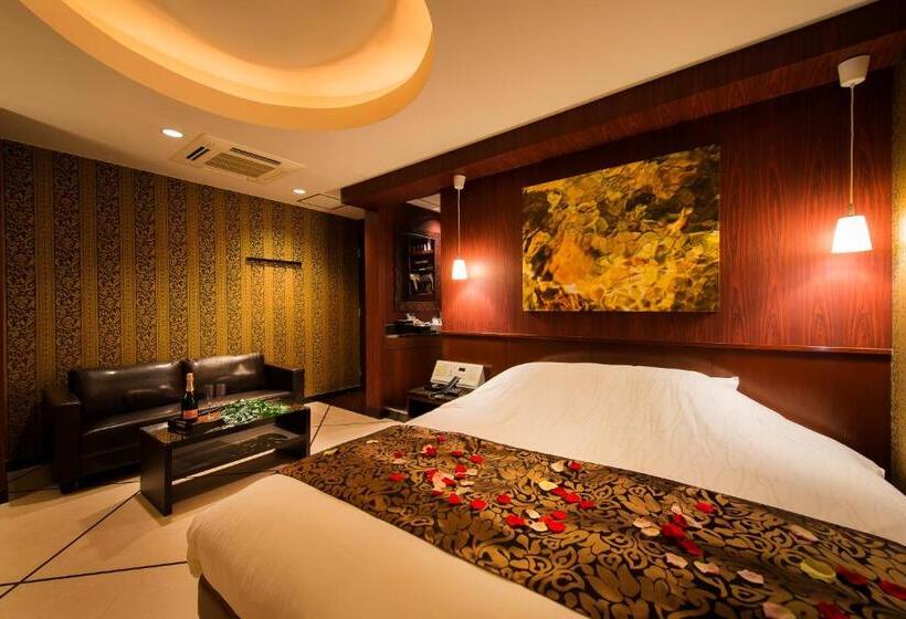 スタンダードルーム, Cue Machida