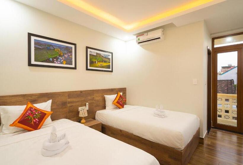 اتاق سه نفره دلوکس با چشمانداز استخر, The Lit Villa Hoi An