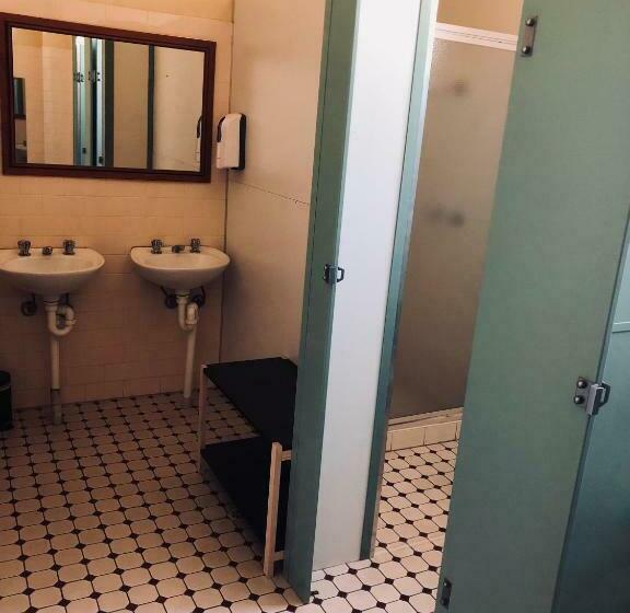 חדר סטנדרטי לארבעה עם חדר אמבטיה משותף, The Woolpack