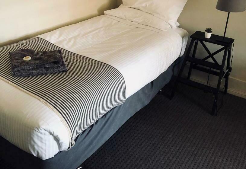 מיטה בחדר מעונות עם מקלחת משותפת, The Woolpack