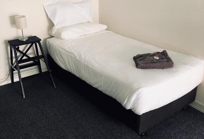 חדר סטנדרטי לארבעה עם חדר אמבטיה משותף, The Woolpack