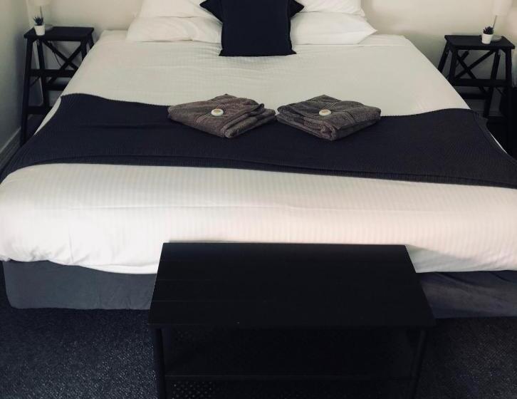 חדר סטנדרטי לארבעה עם חדר אמבטיה משותף, The Woolpack