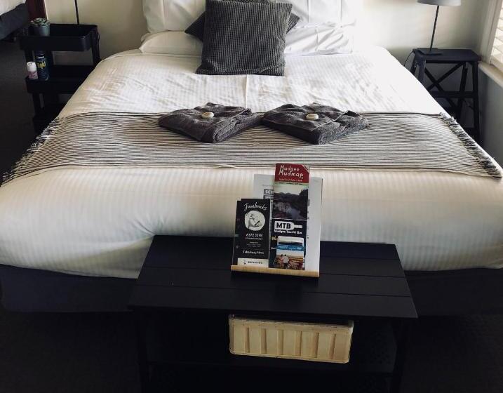 מיטה בחדר מעונות עם מקלחת משותפת, The Woolpack