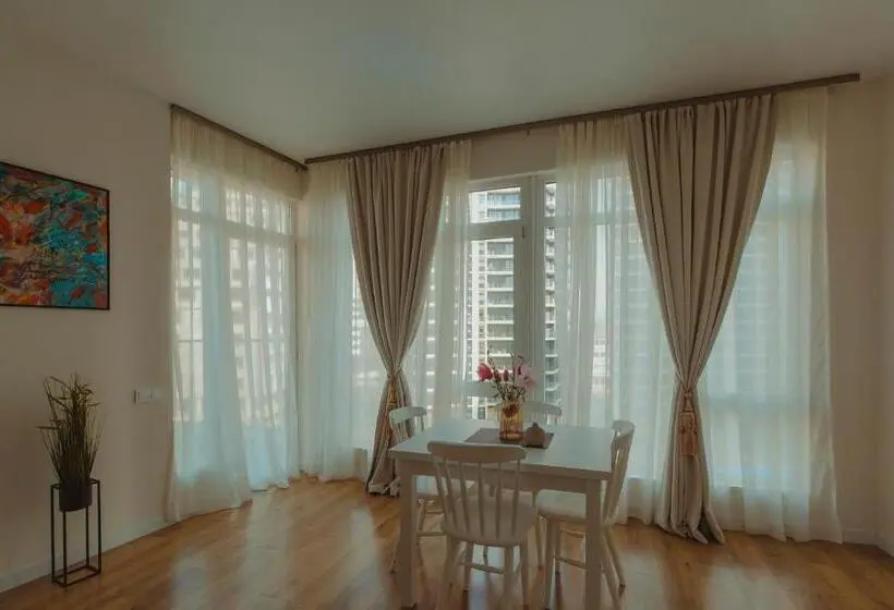 سوییت لوکس, White Sails Residential