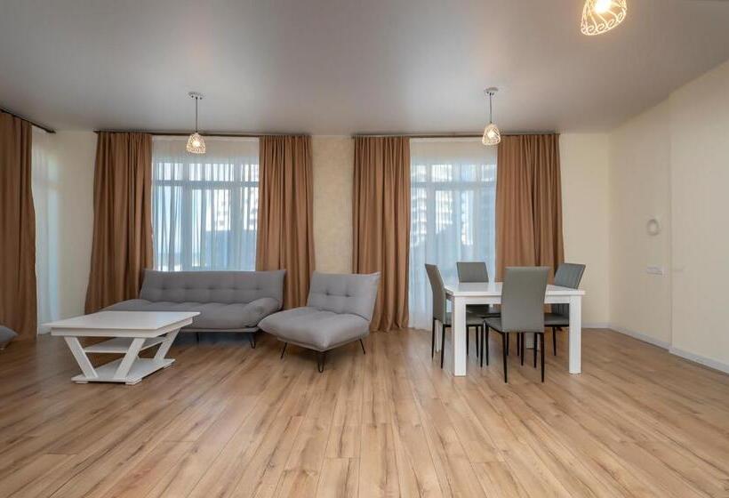 سوییت لوکس, White Sails Residential