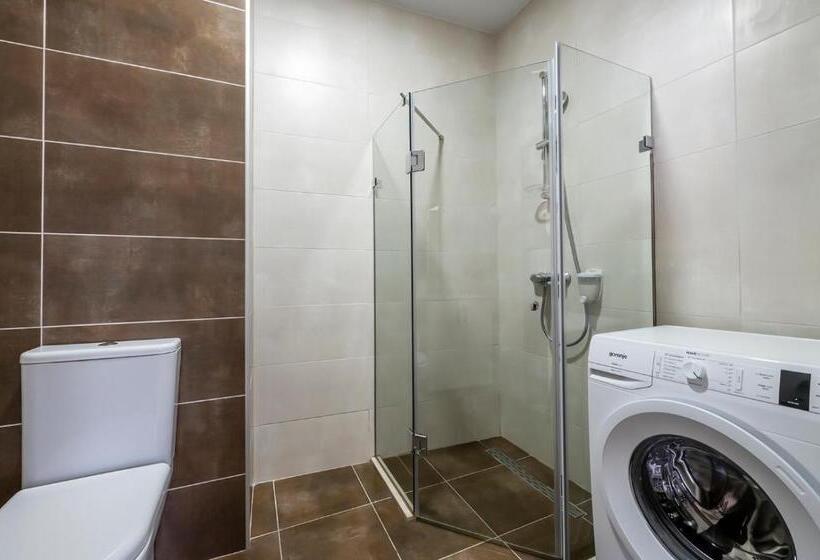 سوییت لوکس, White Sails Residential