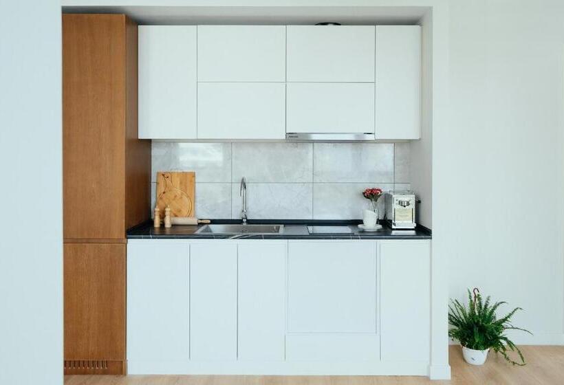 سوییت لوکس, White Sails Residential