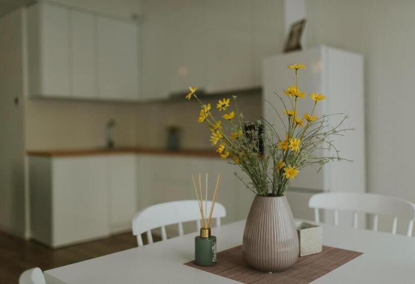 سوییت لوکس, White Sails Residential