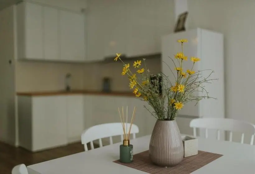 سوییت لوکس, White Sails Residential