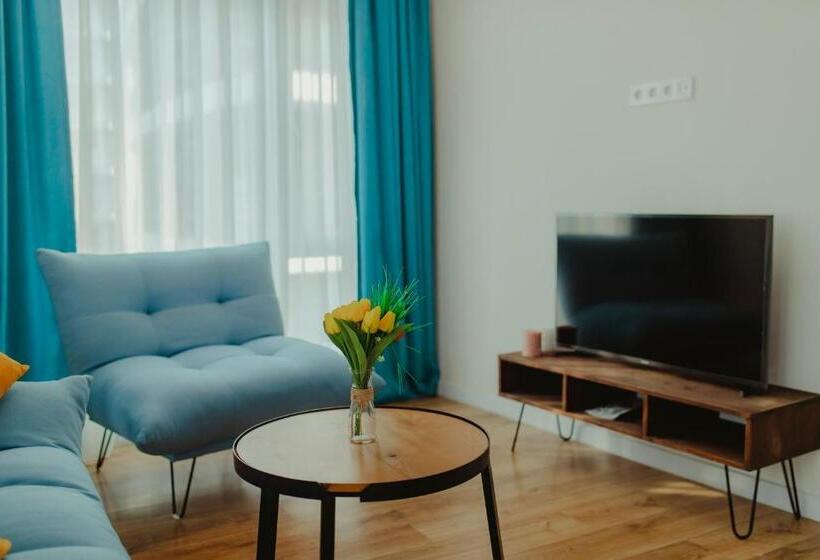 سوییت لوکس, White Sails Residential