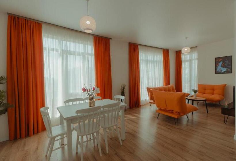 سوییت لوکس, White Sails Residential