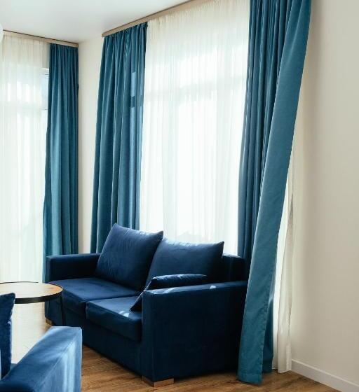 سوییت لوکس, White Sails Residential