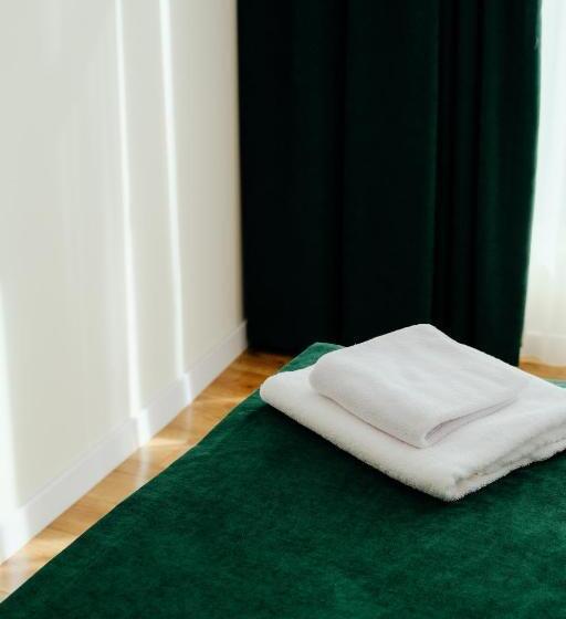 سوییت لوکس, White Sails Residential