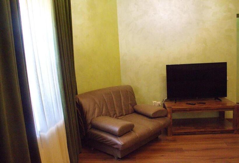 سوییت دوبلکس, Smotrytska Vezha