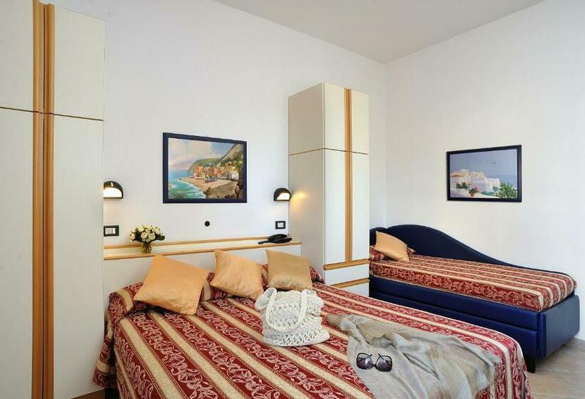 Pokój Standard Trzyosobowy, Amedeo