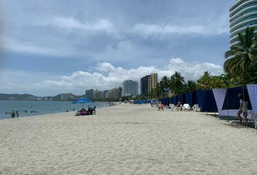 חדר סטנדרט לארבעה, West Plaza