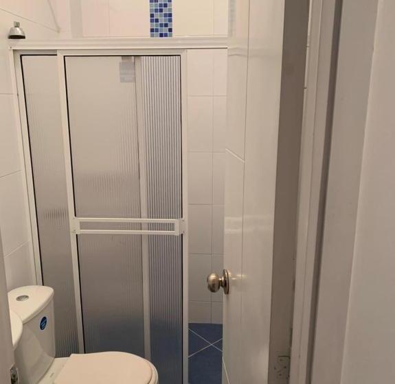 חדר סופריור לשלושה, West Plaza